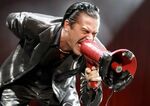 Вокалистът на Faith No More пя така, сякаш самият инцидент му е дал допълнително електричество