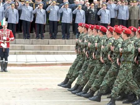 Армията променя правилата за командироване на военни зад граница, вдигат им парите