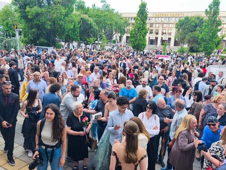 Баловете започнаха, над 2000 абитуриенти дефилират в центъра на Бургас