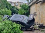 Шофьорът се е движел с висока скорост по бул. "Никола Петков", като в района на подлеза е паднал до входа откъм блок 21 в жк. "Зорница".