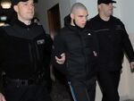 Един път дори ме поздрави пред входа. Изглеждаше спокоен и възпитан, посочва жената
