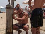 Необичайно силен антициклон, простиращ се от Северна Африка към Европа, блокира по-хладните въздушни маси и „заключва“ горещия въздух над континента