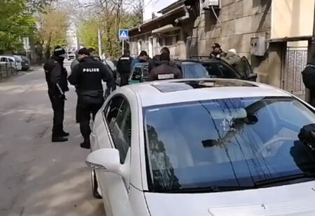 Екшън в баровския „Сарафово“: Ченгета закопчаха топ дилър с половин килограм