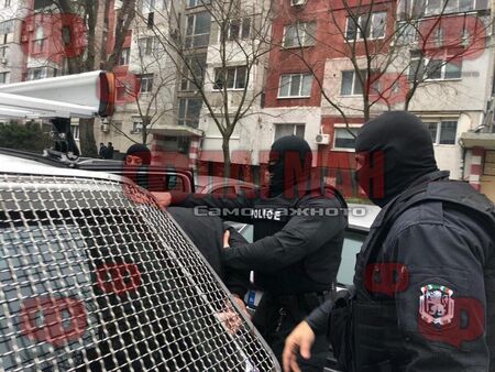 Екшън в баровския „Сарафово“: Ченгета закопчаха топ дилър с половин килограм