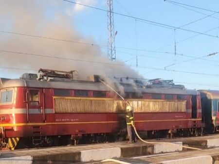 Пътническият влак за Бургас пламна край Стралджа, вижте видео