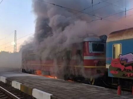Пътническият влак за Бургас пламна край Стралджа, вижте видео