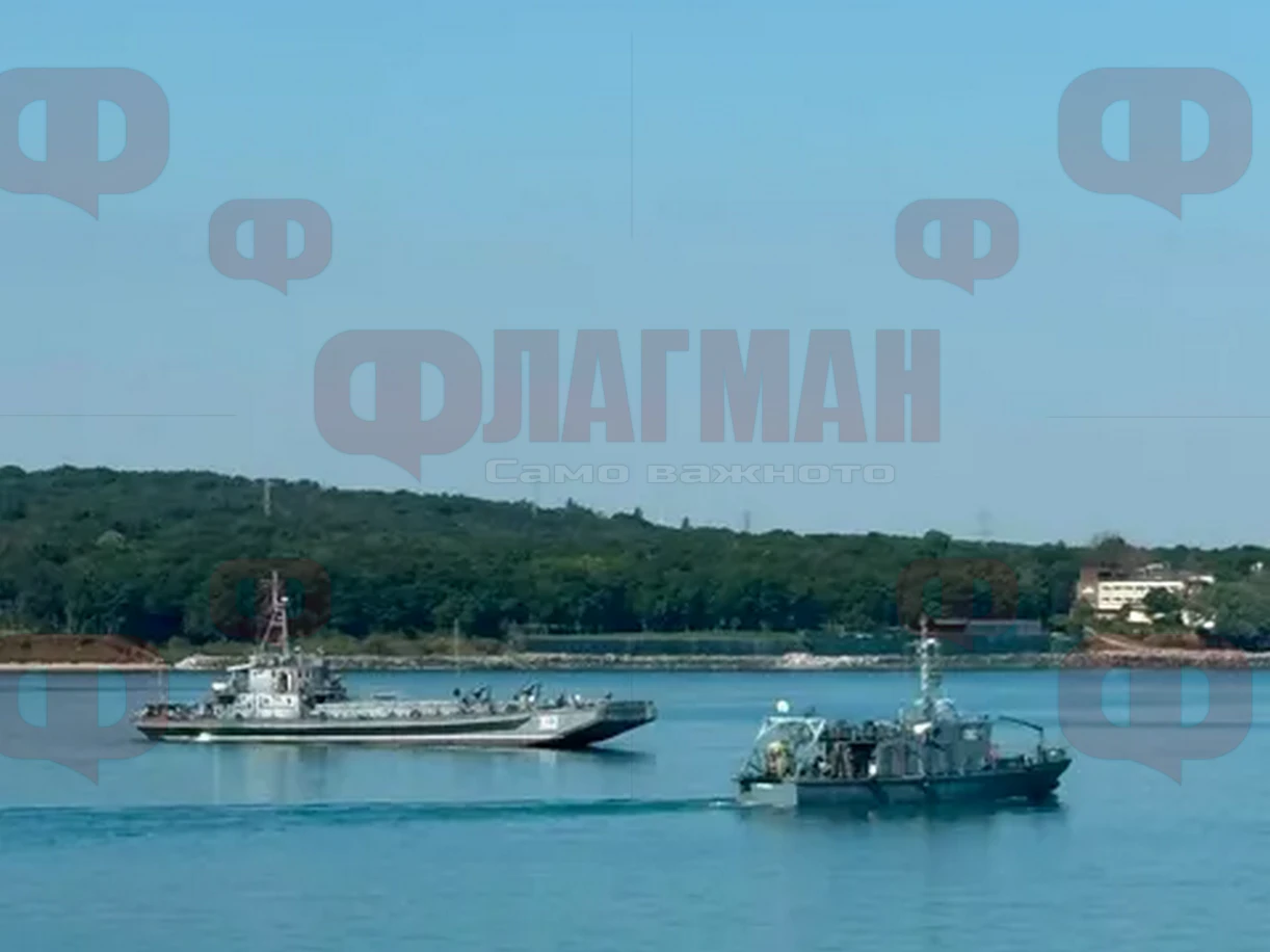 Кадър от спасителната операция за изваждането на двете камикадзета с надуваемата лодка
