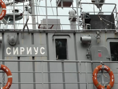 Военният кораб "Сириус" се оказва на точното място в точния момент