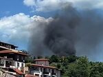Не е ясно какво точно гори, но огромни черни кълбета стреснаха почиващите, които заради високите градуси се бяха изглегнали на плажа