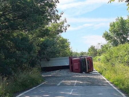 Самосвал се преобърна на пътя между кв. Долно и Горно Езерово