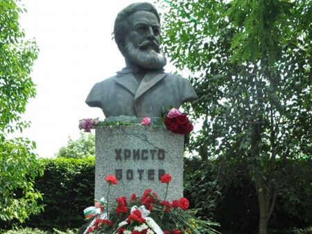 България отбелязва Деня на Ботев и загиналите за свободата