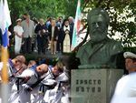 Десетки венци и цветя бяха поднесени пред паметника на революционера в Морската градина