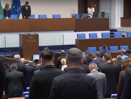 Минута мълчание в парламента в памет на Любен Дилов
