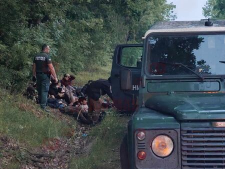 Удар срещу каналджийството: Арестуваха над 15 нелегални мигранти в микробус край Приморско