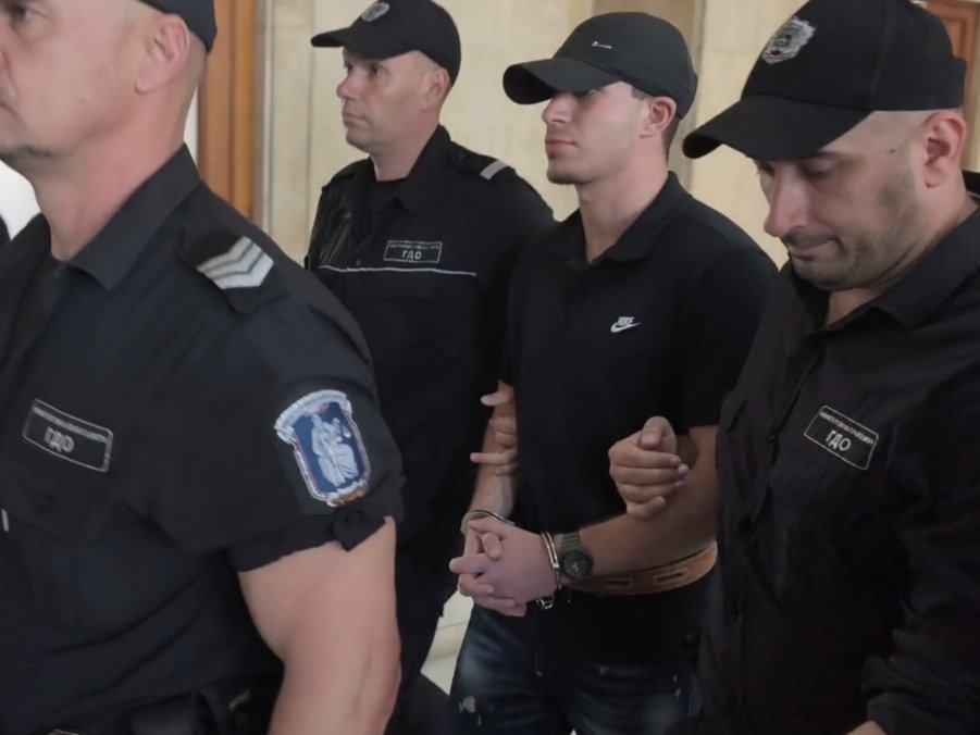 Бащата му  служителят на РУ Несебър Георги Бургазлиев се държа
