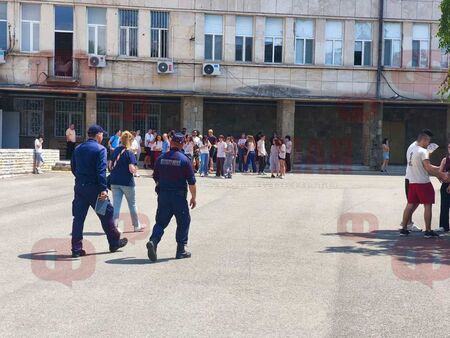 Голямата атака стигна и до Бургас: Евакуираха Френската гимназия след сигнал за бомба (СНИМКИ)