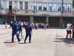 Полицаите щателно проверяват всяка една точка от сградата за съмнителни предмети
