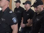 19-годишният несебърлия влиза с нахакана походка и самочувствие в съдебна фаза, облечен с маркови дрехи - сякаш е на дефиле, а не на подсъдимата скамейка