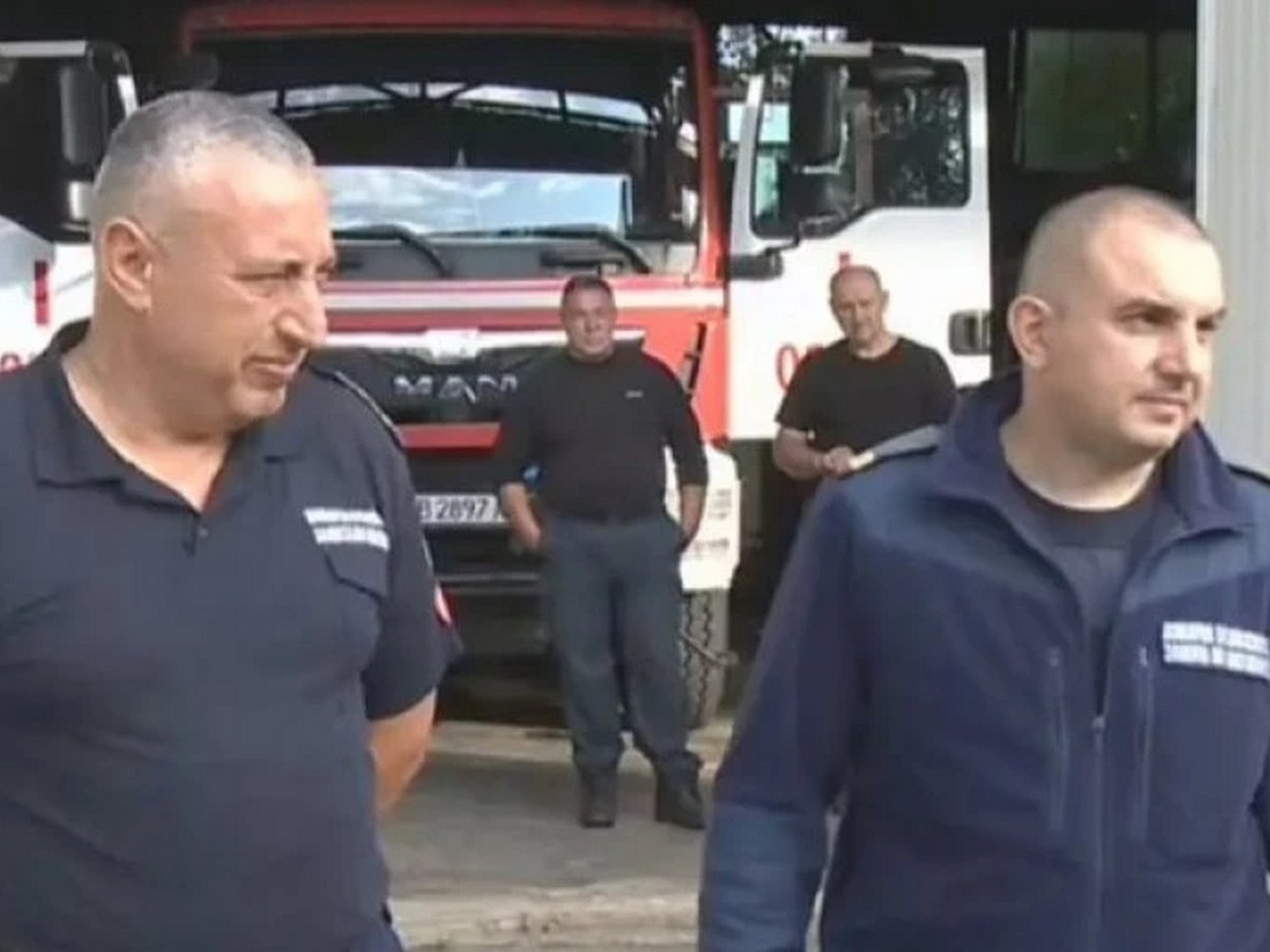 Имаше автомобил който се беше врязал в преобърнатия автобус автомобилът