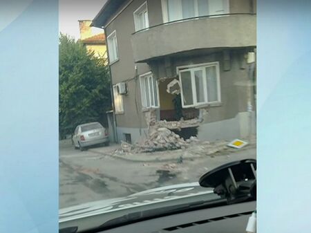Кола се вряза с бясна скорост в къща в Дупница, загина 17-годишният шофьор
