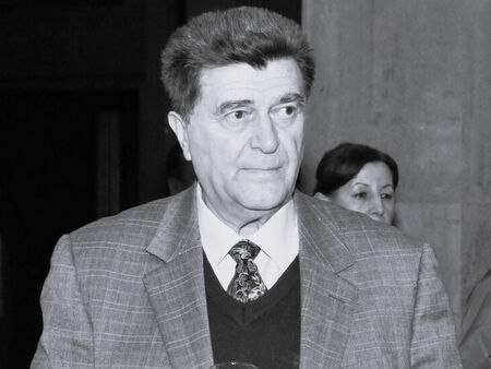 Почина първият демократичен кмет на София