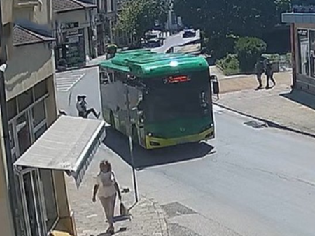 Мъж с дете на ръце изрита автобус и си счупи крака