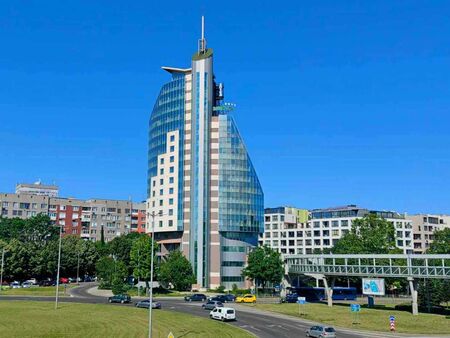 Братя Диневи се отказаха да събарят хотел "Мираж", дават го под наем за 5 хил. евро на месец