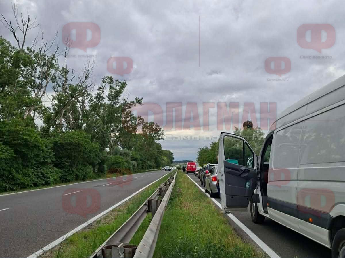 Униформени спряха стотици коли за да спасят обитателите на Пода
