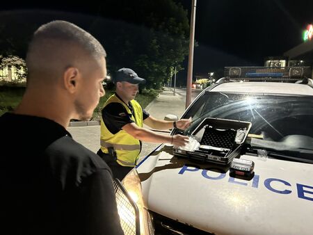 Бургаската полиция погва мутреещите батки със скъпи коли, проверява как са купени (ВИДЕО)
