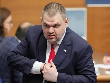 Цялото ДПС в Нови пазар напусна Пеевски