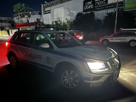 Бургаската полиция погва мутреещите батки със скъпи коли, проверява как са купени (ВИДЕО)