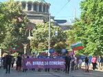 Лесно е да защитиш семейството с плакат в ръка за няколко часа, а като се прибереш в къщи разговорите с децата се свеждат до: „Остави ме на мира“ и „После ще говорим“