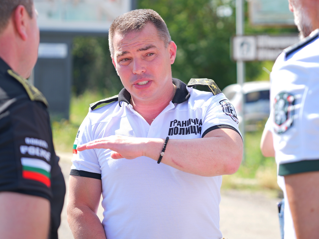 Граничните полицаи буквално са спасили живота на петима от бежанците