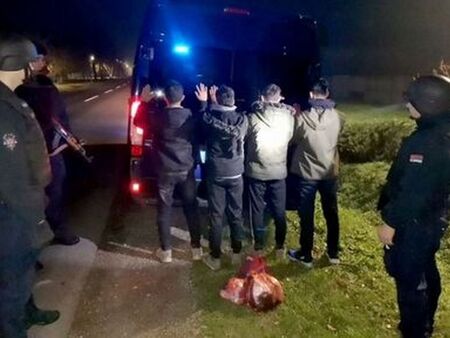 Мигрантите от жълтия бус оцелели, след като яли трева и пили мръсна вода от блато