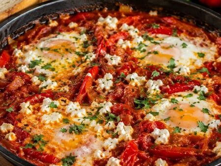 Селска манджа с печени чушки и сирене – стара българска рецепта, която ухае на лято и домашен уют