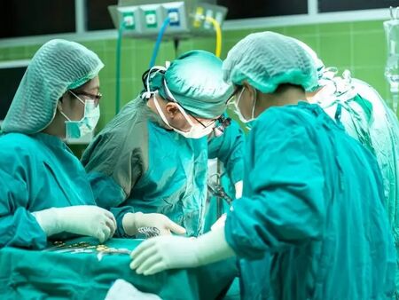 Осъдиха хирург да плати 300 000 лв. на парализиран пациент