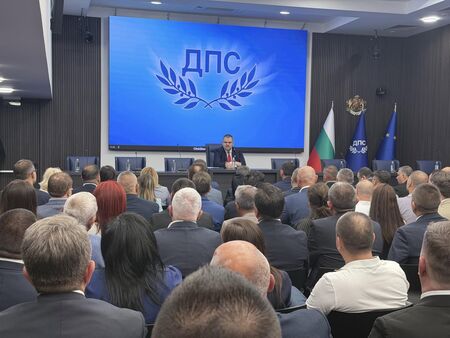 Аз ще бъда най-отпред: Пеевски разсея слуховете за оттегляне и проведе чистка в ДПС