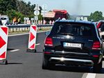 Според автора на снимката той предприема забранена маневра, други твърдят, че лентите за движение са две