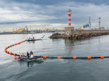 Напредва ремонтът на вълнолома в Бургас, изграждат и нова алея към морето