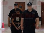 Двамата са вуйчо и племеник, имат едва 3 години разлика един от друг. Пристигнаха в Съдебната палата с безизразни лица - очевидно не знаят какво правят там и какво се случва