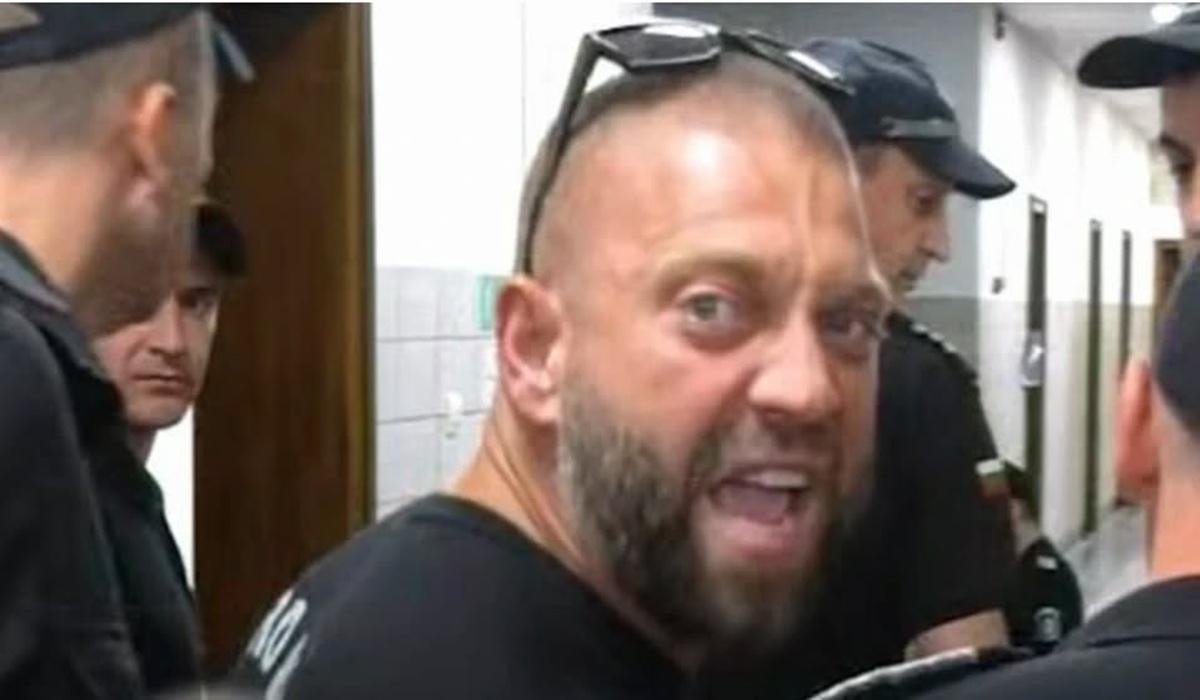 Да му се сърдиш че се държи като павиан е