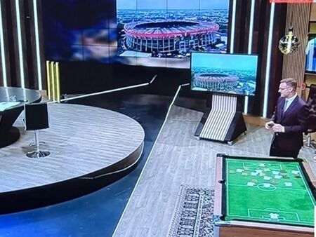 Футбол на билярдна маса: БНТ върна феновете в трети клас със стикери на Панини