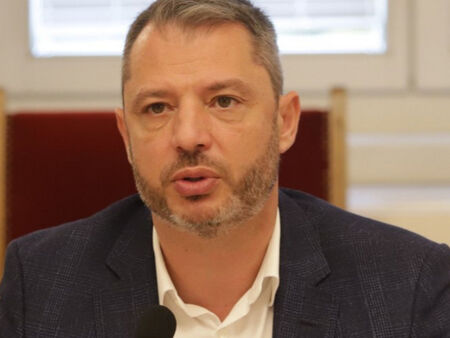 Делян Добрев подаде молба за напускане на парламента