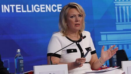 В Русия се подиграха на Стармър, предложиха му да коси трева