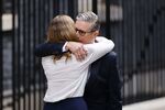 Киър Стармър прегръща съпругата си Виктория, след като обяви, че подава оставка.