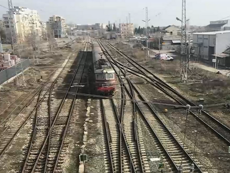 Младежи пострадаха тежко от токов удар при опит за селфи върху вагон