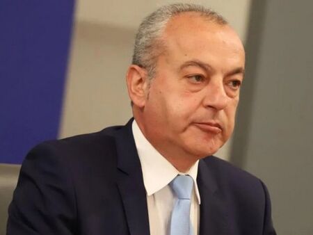 Без ръст на минималната заплата до 2028 г. и нови осигуровки за част от държавния сектор