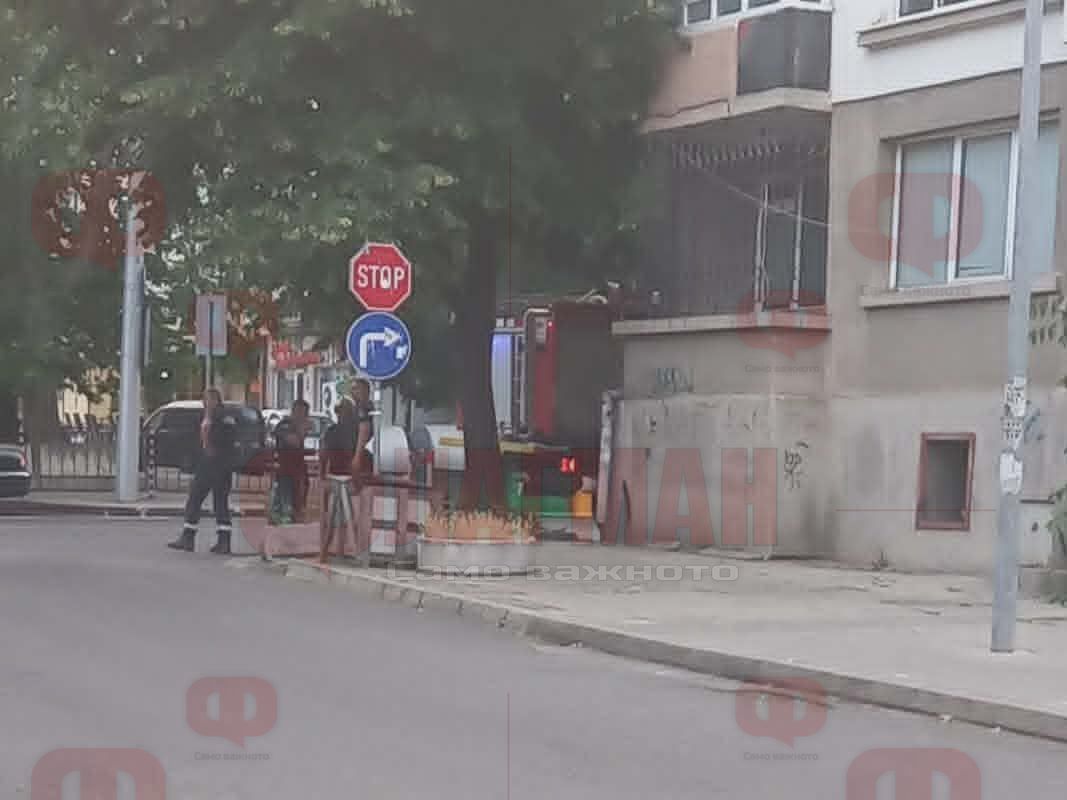 Огнеборците са влезли в жилище на втория етаж със специализирана