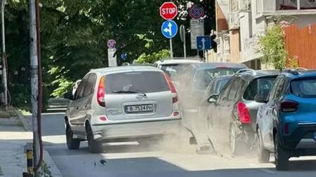 Екъшн! Пиян шофьор блъсна паркирани коли във Варна и извади пистолет
