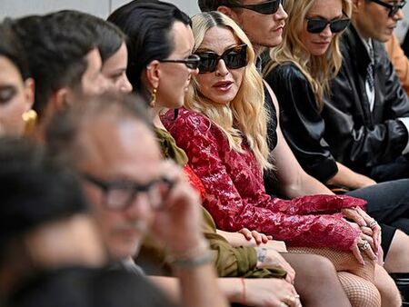 67-годишната Мадона събра погледите в червена минирокля на ревю на Saint Laurent (СНИМКИ)